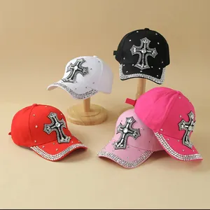 Collection de casquettes en coton avec broderie croix en strass déclinée en cinq coloris