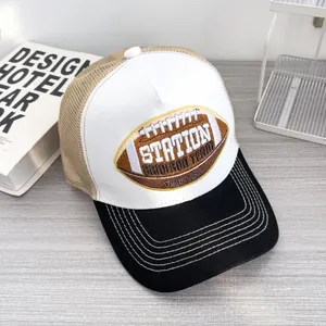 Dettaglio del cappellino trucker vintage con ricamo football e rete traspirante