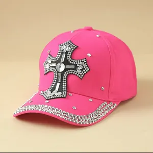 Vue détaillée du motif en croix en strass sur une casquette de baseball en coton rose
