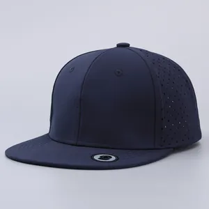 Dettaglio dello snapback blu scuro con tessuto traforato al laser e visiera piatta