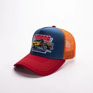 Dettaglio cappello trucker retrò con ricamo Pomona Raceway e rete traspirante