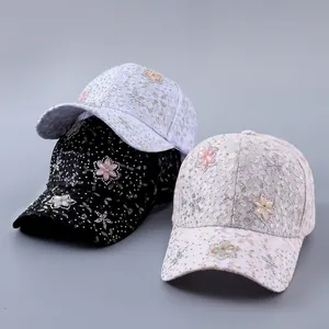 Detailansicht der Spitzen-Basecaps mit Strassblumen und Pailletten in Schwarz, Weiß und Rosa