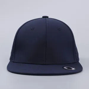 Dettaglio cappellino blu navy con visiera piatta e fori di ventilazione tagliati al laser