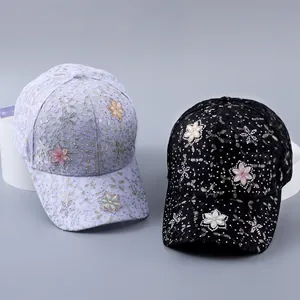Eleganter Damen-Spitzen-Baseballcap mit Strassblumen und gebogenem Schirm im Detail