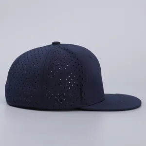 Dettaglio dei fori di ventilazione a taglio laser sul cappello hip hop blu scuro