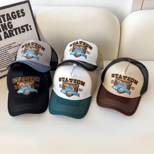Dettaglio di cappellini trucker vintage con rete e toppe ricamate con animali