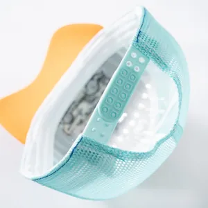 Dettaglio della chiusura snapback regolabile e della rete traspirante sul cappello