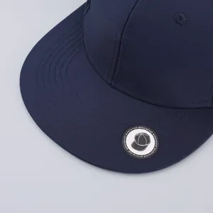 Dettaglio del cappellino impermeabile blu navy con cuciture fini e tessuto liscio