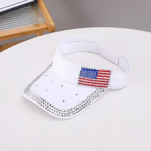 Visera blanca con pedrería y bandera de EE. UU. para actividades al aire libre en verano