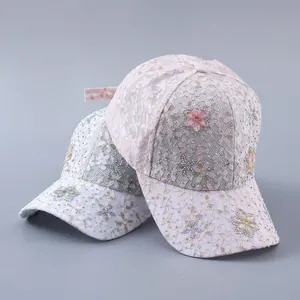Detailansicht der Spitzen-Baseballkappen mit Strassblumen und geschwungenem Schirm