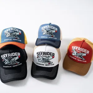 Dettaglio dei cappellini trucker vintage con ricamo aereo e rete traspirante sul retro