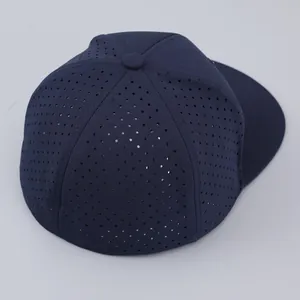 Dettaglio ravvicinato del cappellino blu navy con fori di ventilazione tagliati al laser