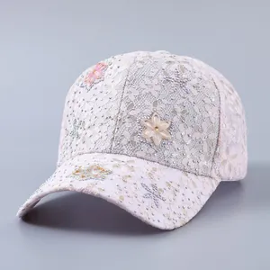 Detailansicht der Blumenspitze mit Strasssteinen auf einer rosa Baseballkappe