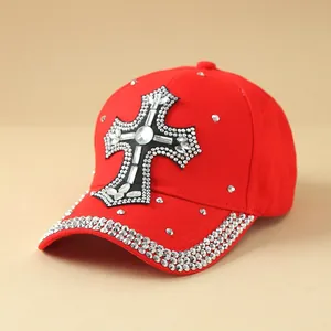 Casquette de baseball rouge en coton avec croix en strass et visière ornée
