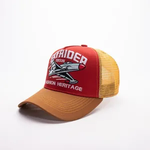 Dettaglio del cappello trucker retrò con ricamo aquila e rete traspirante sul retro