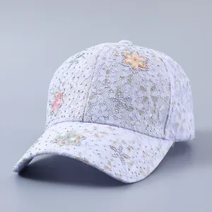 Detail der fliederfarbenen Spitzen-Basecap mit glitzernden Strasssteinen und 3D-Blumen
