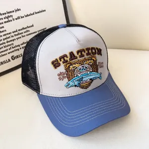 Dettaglio del ricamo dell'orso 3D e delle cuciture su un cappello trucker vintage