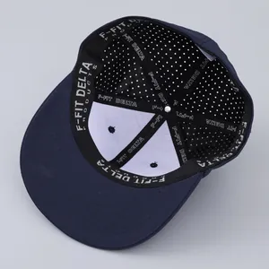 Dettaglio dei fori laser traspiranti e del nastro di rinforzo sul cappello blu navy
