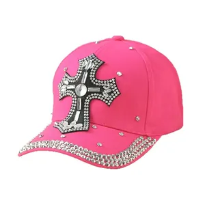 Casquette baseball rose en coton avec croix en strass et visière ornée pour femme