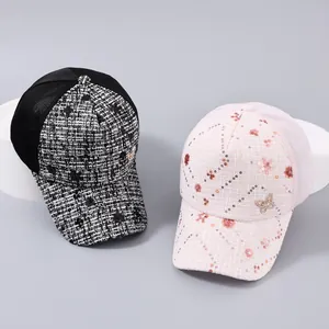 Dettaglio di cappellini in tweed e paillettes con rete e decorazione farfalla in strass