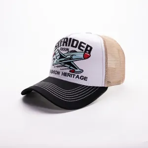 Dettaglio del ricamo dell'aereo vintage e rete traspirante sul cappello trucker