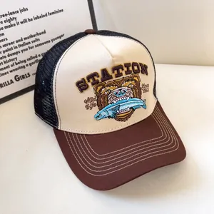 Dettaglio di cappellino trucker vintage con ricamo di orso e rete posteriore traspirante