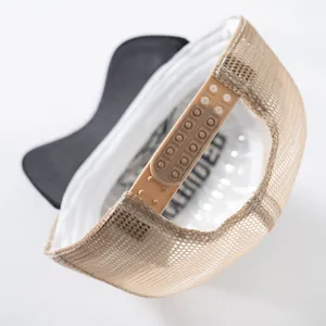 Dettaglio del cappello trucker con rete traspirante e chiusura a scatto regolabile