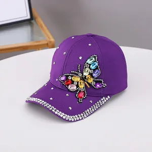 Casquette en coton violet avec grand papillon en strass colorés et bordure en cristaux