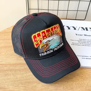 Dettaglio del cappello trucker vintage con cuciture rosse e ricamo a forma di aquila