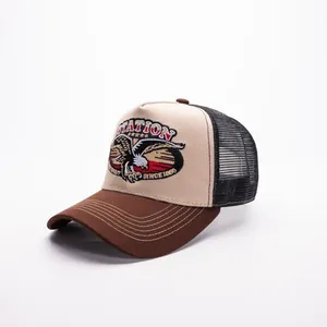 Dettaglio del cappello trucker vintage con ricamo aquila e rete traspirante laterale
