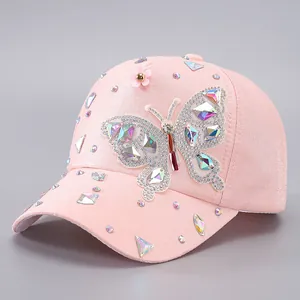Détails des strass arc-en-ciel et du papillon 3D sur casquette en coton rose