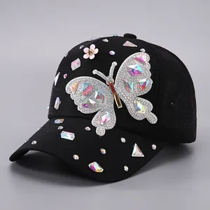Détails de strass colorés et broderie papillon sur une casquette de baseball en coton noir