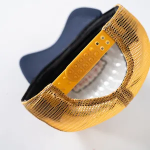 Dettaglio della chiusura snapback gialla regolabile e trama mesh del cappello