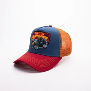 Dettaglio della toppa Malibu California su cappello trucker a tre colori con cuciture a vista