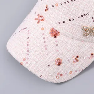 Macro del tessuto tweed rosa con paillettes e dettaglio fiocco in strass scintillanti