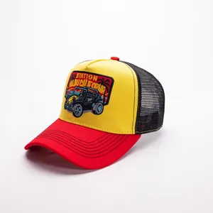 Dettaglio della toppa vintage Malibu California sul cappello trucker in rete tricolore