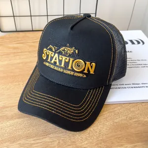 Cappello trucker nero retrò con ricamo moto dorato e rete traspirante posteriore