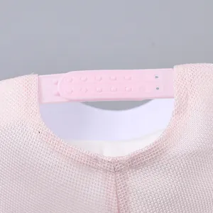 Dettaglio del tessuto a rete rosa e della chiusura snapback regolabile del cappellino