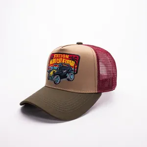 Dettaglio del ricamo Station Malibu California su un cappellino trucker in mesh