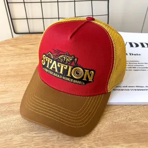 Dettaglio del cappello trucker con ricamo Station e rete gialla sul retro