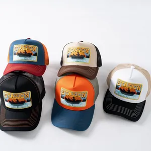 Dettaglio di cinque cappellini trucker in rete con ricamo di aquila e patch Station