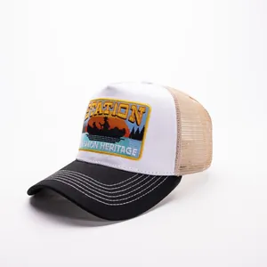 Dettaglio del cappello trucker con ricamo vintage al tramonto e tessuto a rete traspirante
