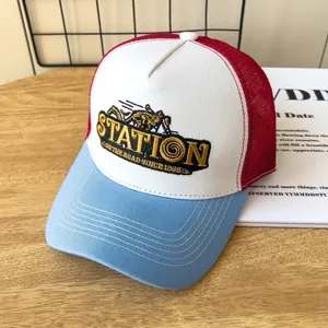 Dettaglio del cappello trucker retrò con retro in rete e logo STATION ricamato