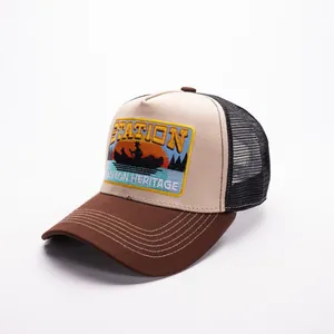 Dettaglio cappello trucker con toppa ricamata station e rete posteriore traspirante