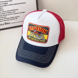 Dettaglio del cappello trucker vintage con ricamo motocross e rete rossa traspirante