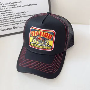 Dettaglio cappello trucker vintage nero con ricamo motocross e cuciture rosse sulla visiera