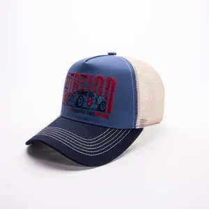 Dettaglio delle cuciture a contrasto sulla visiera e ricamo vintage del cappello trucker