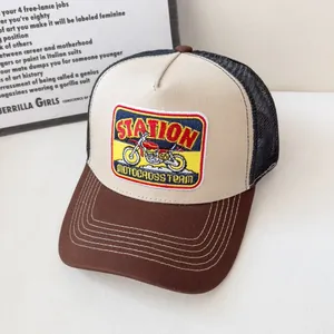 Dettagli del ricamo vintage Station Motocross Team e cuciture sul cappello trucker