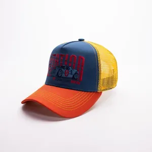 Dettaglio cappello trucker vintage con mesh tricolore e ricamo a tema corse