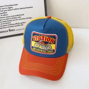 Dettaglio del cappellino vintage trucker con ricamo Station Motocross Team